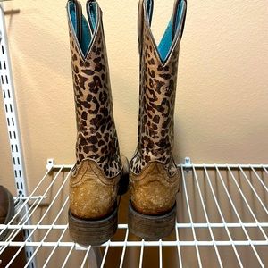 Ariat boots size 10. I only wore once . Great condition .